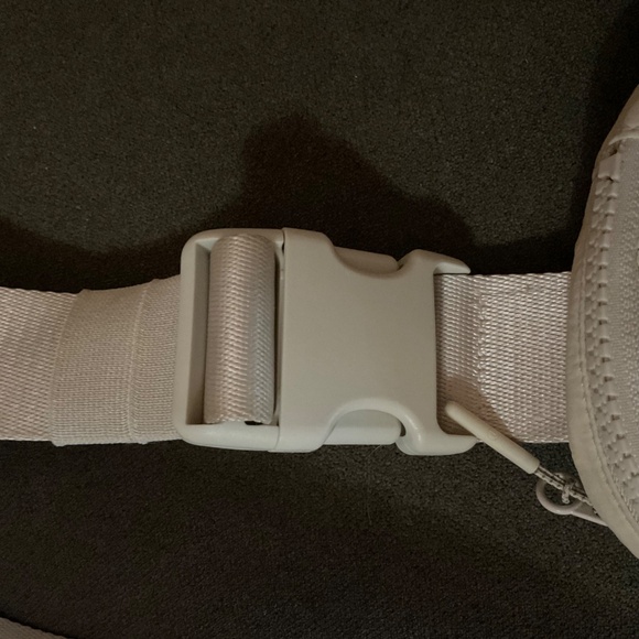 Lululemon Everywhere Bag Crossbody Off White Cream - Picture 9 of 15